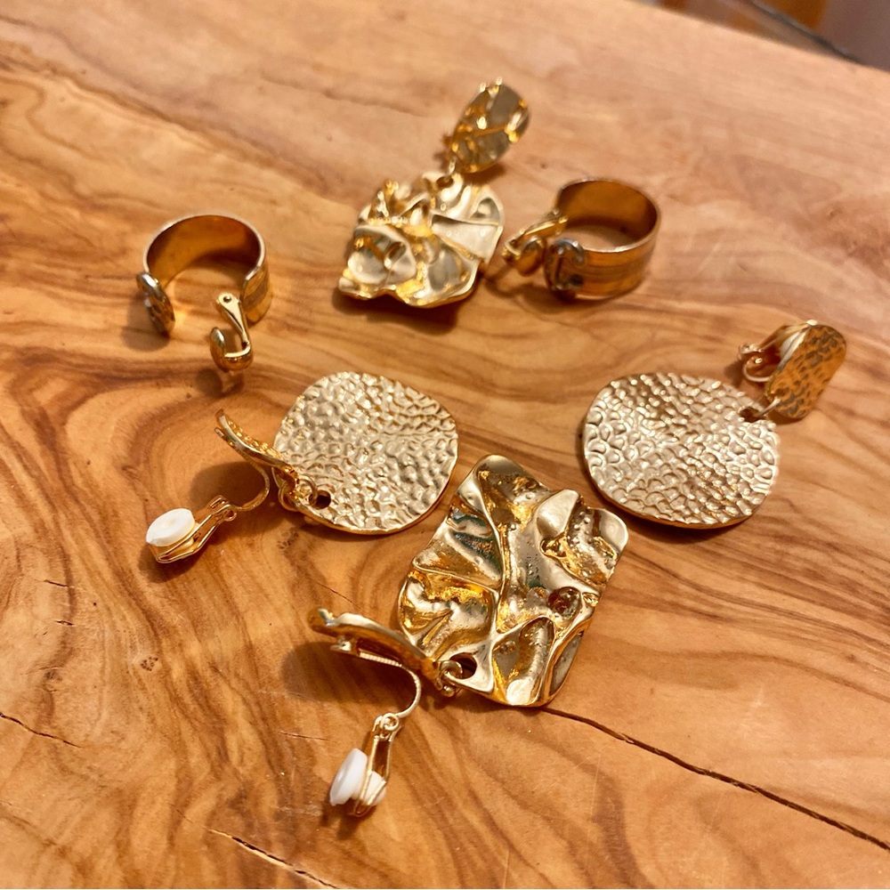 Clasps golden earrings 3 set
